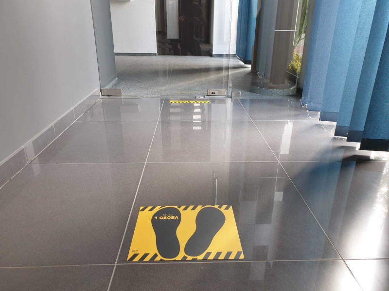 Etykieta podłogowa TYLKO 1 OSOBA