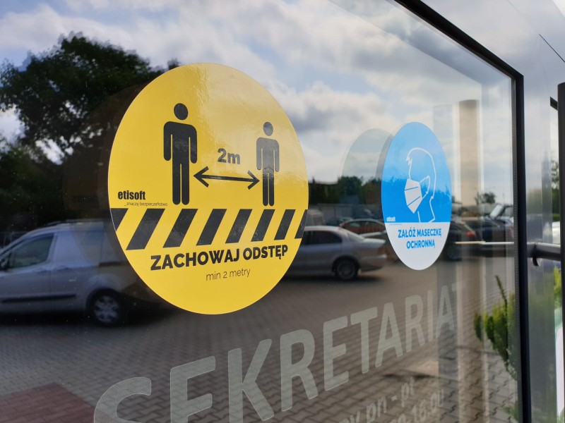 Etykieta nakazu ZACHOWAJ ODSTĘP