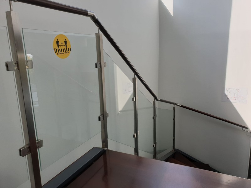 Etykieta nakazu ZACHOWAJ ODSTĘP