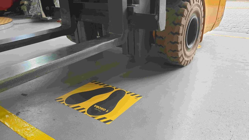 Etykieta podłogowa TYLKO 1 OSOBA