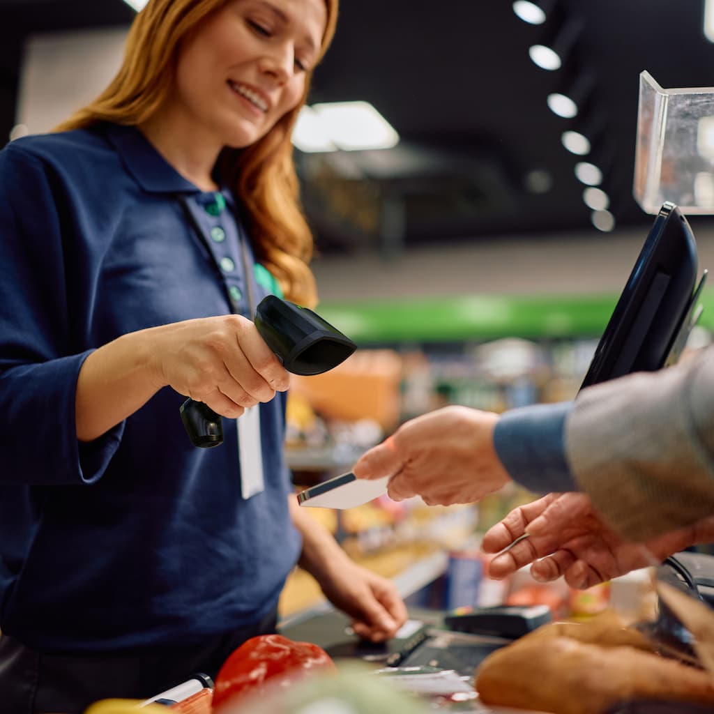 Mężczyzna skanuje produkt przy użyciu skanera 